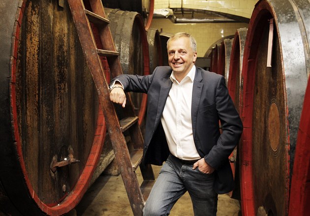 Pavel Zavadil a chlouba firmy Herbadent: p�es sto let staré sudy.