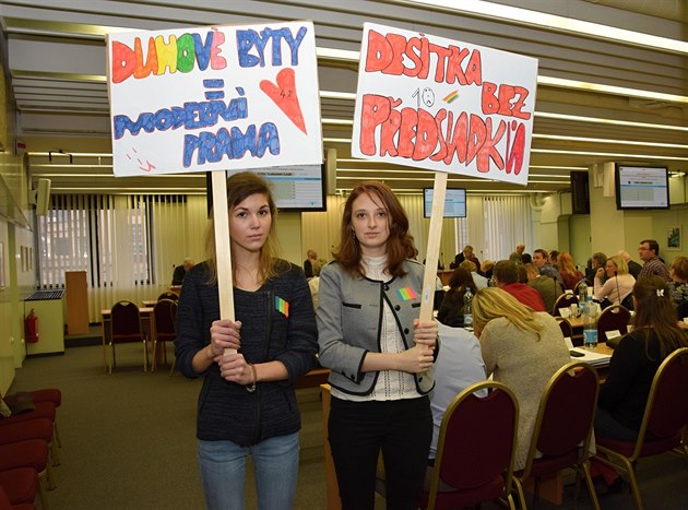 �lenky iniciativy Desítka bez p�edsudk� p�inesly na jednání zastupitelstva...