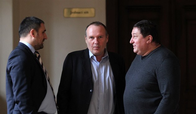 Martin Jane�ka (vpravo), Dalibor Ku�era (uprost�ed) a jejich právník Luká�...