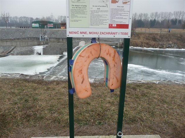 Záchranná podkova z�stala u nebezpe�ného jezu v Oseku nad Be�vou na P�erovsku...