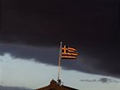 Pichází boue. ecká vlajka na budov parlamentu v centru Atén (13. ledna 2015)