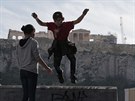 Aténské dti si hrají nedaleko Akropole (21. ledna 2015)