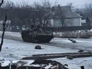 Transportér  ukrajinské armády ve vesnice Peski západn od donckého letit...