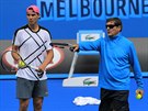 Rafael Nadal naslouchá, jeho strýc Toni rozdává pokyny.