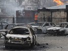 Zdevastovaná auta na mariupolském parkoviti, které zasáhly rakety (24. ledna...