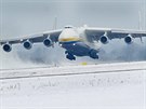 Nejvtí letoun svta An-225 Mrija práv dosedá na pistávací plochu...
