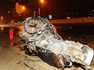 Motor havarovaného vozu Porsche Cayenne, který po nehod vyletl z vozu. idi...