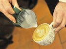 Kávoví misti Gwilym Davies a Petra Veselá v tebíské kavárn ukazovali, jak...