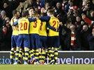 KDE JE? Fotbalisté Arsenalu objímají Tomáe Rosického (v kruhu druhý zprava),...