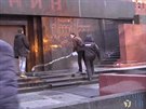 Muí polévají Leninovo mauzoleum v Moskv svcenou vodou.