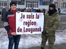 Demonstranti v Luhasku drí ceduli pipomínající francouzský slogan Je suis...