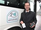 éf eské Visy Marcel Gajdo pi placení jízdného v autobuse svým mobilem: "V...