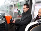éf eské Visy Marcel Gajdo platí jízdné v autobuse Arriva chytrým telefonem.