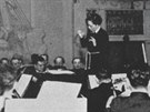 Vítězslava Kaprálová diriguje v roce 1937 Českou filharmonii.