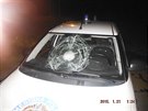 Rozbité elní sklo u policejního auta.