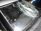 Rozbité elní sklo u policejního auta.