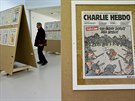 Tém dv stovky titulních stránek francouzského levicového týdeníku Charlie...