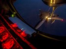 F-15E tankuje palivo z KC-135 Stratotanker nad Irákem po náletu v Sýrii...