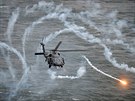 Vrtulník HH-60 Pavehawk cvií záchranu pilota bhem testování obranných systému...