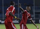 Kontí fotbalisté Prince Oniangue (vlevo) a Sagesse Babele se radují z gólu v...