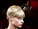 Hlavy modelek na pehlídce Schiaparelli Haute Couture jaro - léto 2015 zdobily...