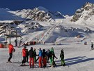 Na Pitztalském ledovci v rakouských Alpách je stále snhu dost, ale lyaský...