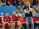 eský trenér Jan Filip stojí nad Jakubem Szymanským, Pavlem Horákem i Michalem...