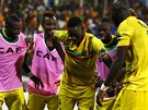 Mustapha Yatabare (uprosted) je oslavován svými spoluhrái z Mali za gól proti...