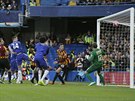 Gary Cahill z Chelsea (tetí zleva) stílí gól Bradfordu v FA Cupu.