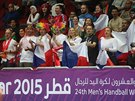 PODPORA. etí fanouci podporují házenkáe v zápase s Alírskem.