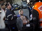 Izraeltí záchranái oetují zranné, které v telavivském autobusu pobodal...