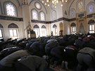 Japontí muslimové se modlí za záchranu dvou zajatých krajan, které unesl...