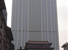 Msto en-jang s ohromných mrakodrapem a místní pvodní zástavbou.