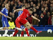 Steven Gerrard z Liverpoolu pl v utkn proti Chelsea.