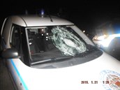 Rozbité čelní sklo u policejního auta.