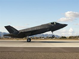 První  F-35A Lightning II australského Královského letectva pistává na letecké...