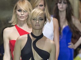 Amber Valletta (40) a Eva Herzigová (41) zakončily přehlídku haute couture...