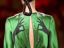 Detail šatů z haute couture kolekce Schiaparelli Paris