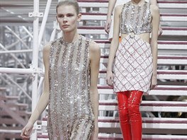 Raf Simons v jarní haute couture kolekci pro Dior použil velké množství flitrů.