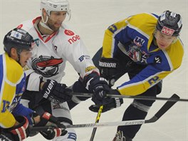 Chomutovsk hokejista Vladimr Rika jde v derby s stm proti pesile.