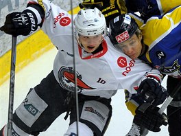 Chomutovský hokejista David Kämpf se v utkání s Ústím ocitl u mantinelu.