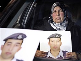 Matka zajatho jordnskho pilota Maze al-Kassby s portrty svho syna...