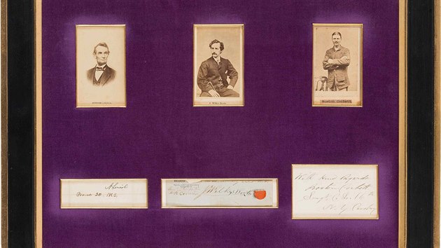 Rmeek s fotkami a podpisy. Zleva Abraham Lincoln, jeho vrah John wilkese Booth a mu, kter zabil Bootha a pomstil Lincolnovu vradu Boston Corbett. (25. ledna 2015)