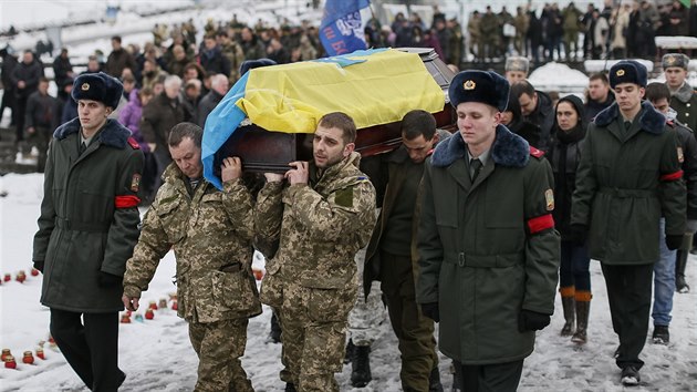 Kyjev. Poheb bojovnka dobrovolnickho praporu Azov, kter zahynul na vchod Ukrajiny (20. ledna 2015)