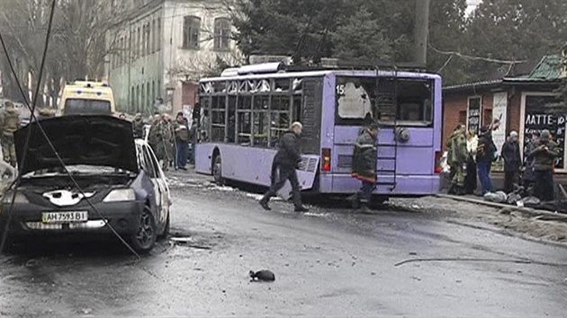 Pi vbuchu na zastvce veejn dopravy v Doncku zahynulo nejmn est civilist (22. ledna 2015)