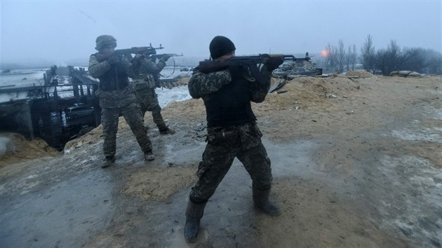Ukrajint vojci ve vesnice Peski zpadn od donckho letit (22. ledna 2015)