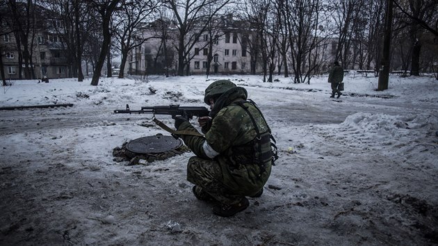Prorusk separatista v Kyjevsk tvrti, asi ti kilometry od donckho letit (22. ledna 2015)