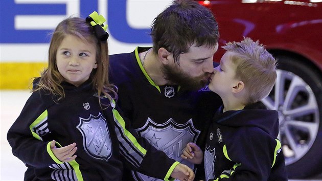 Brent Burns za San Jose, kter si zahrl za Folignv tm, vzal na led i sv mal ratolesti.