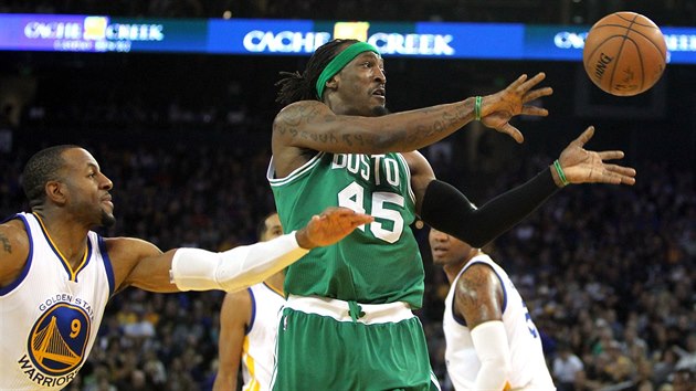 Gerald Wallace z Bostonu pihrv pes brncho Andre Iguodalu z Golden State.