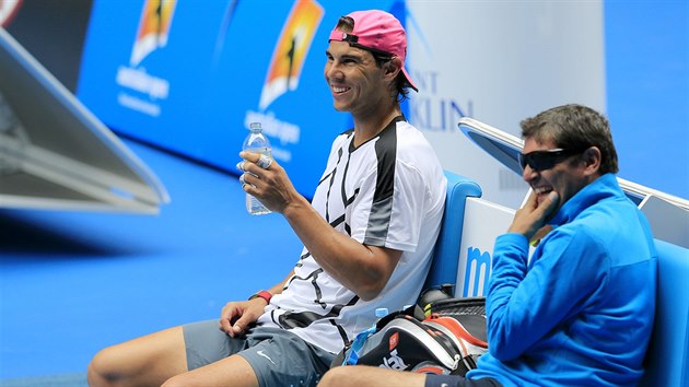 VESEL TRNINK. Rafael Nadal se strcem Tonim.